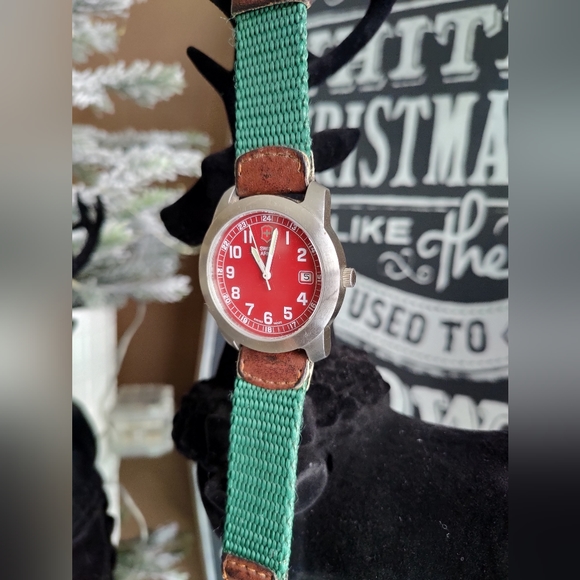 [[SOLD]] 39mm Victorinox Swiss Army Watch Red Field Military Style - Picture 6 of 9